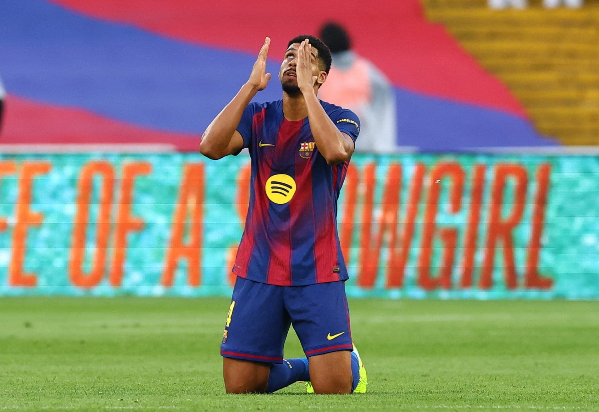 Araújo comemora o gol da vitória do Barcelona