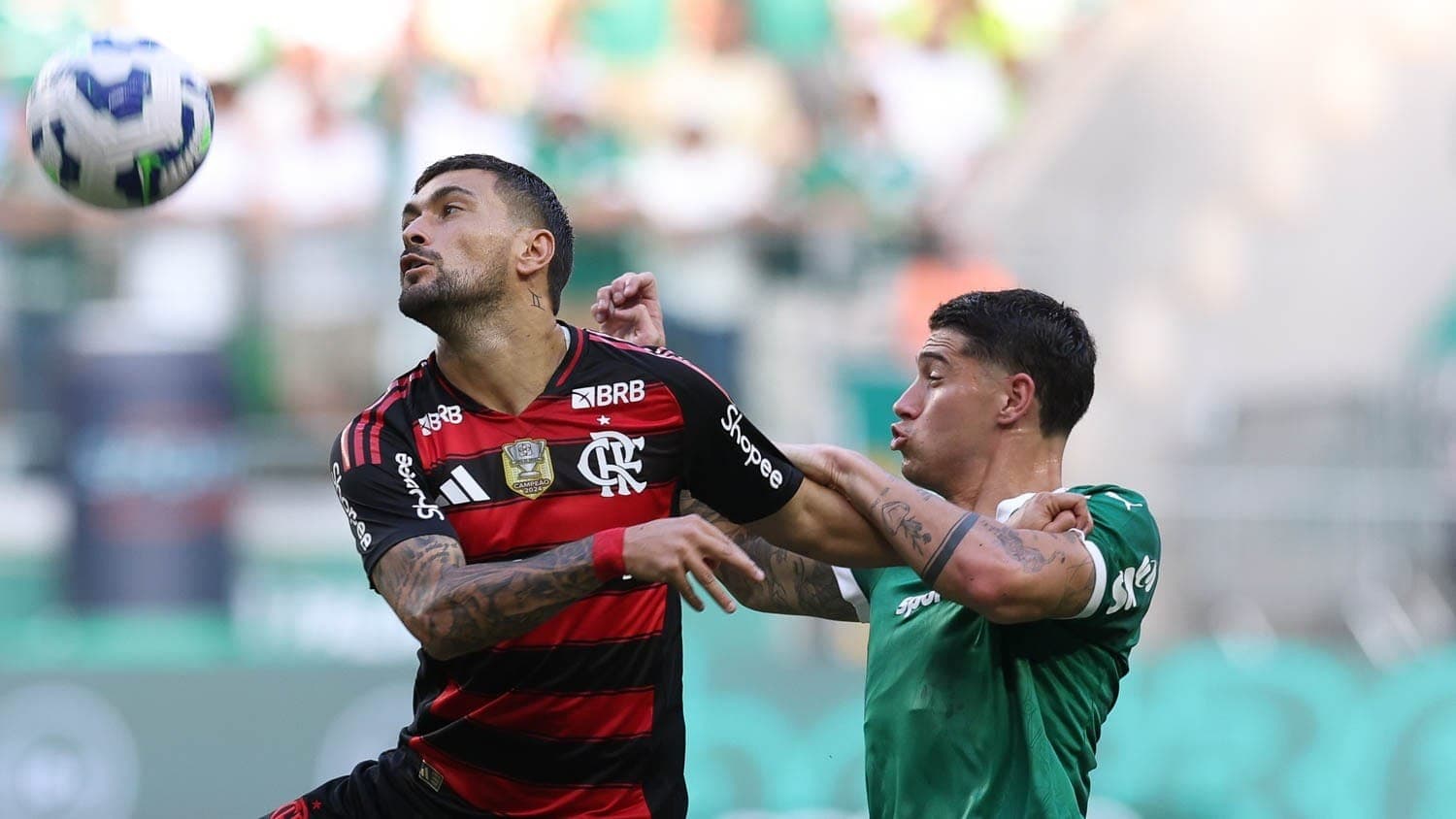 Arrascaeta e Emiliano Martínez