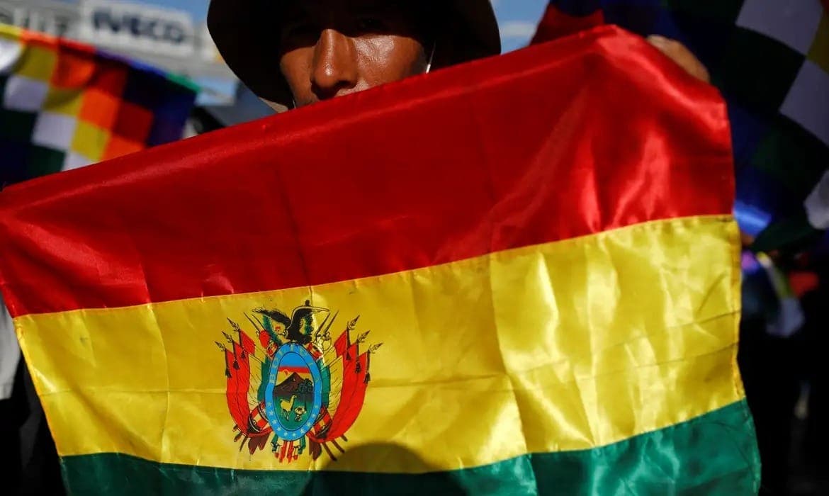 Bolivianos vão hoje às urnas
