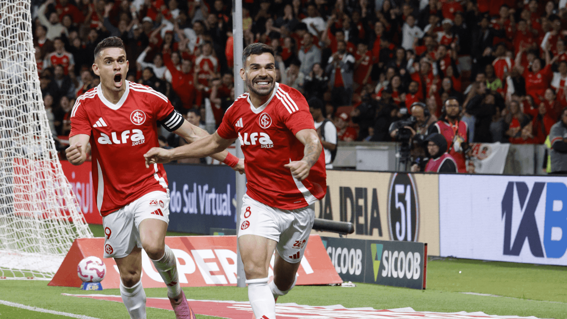 Borré e Bruno Henrique comemorando gol