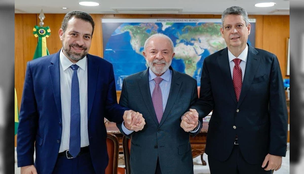 Boulos, Lula e Macedo oficializam troca