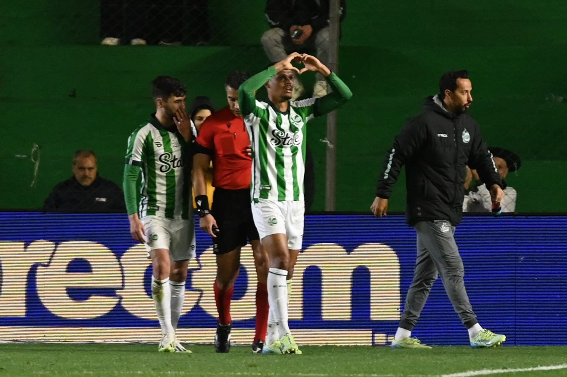Peixoto comemora gol do Juventude