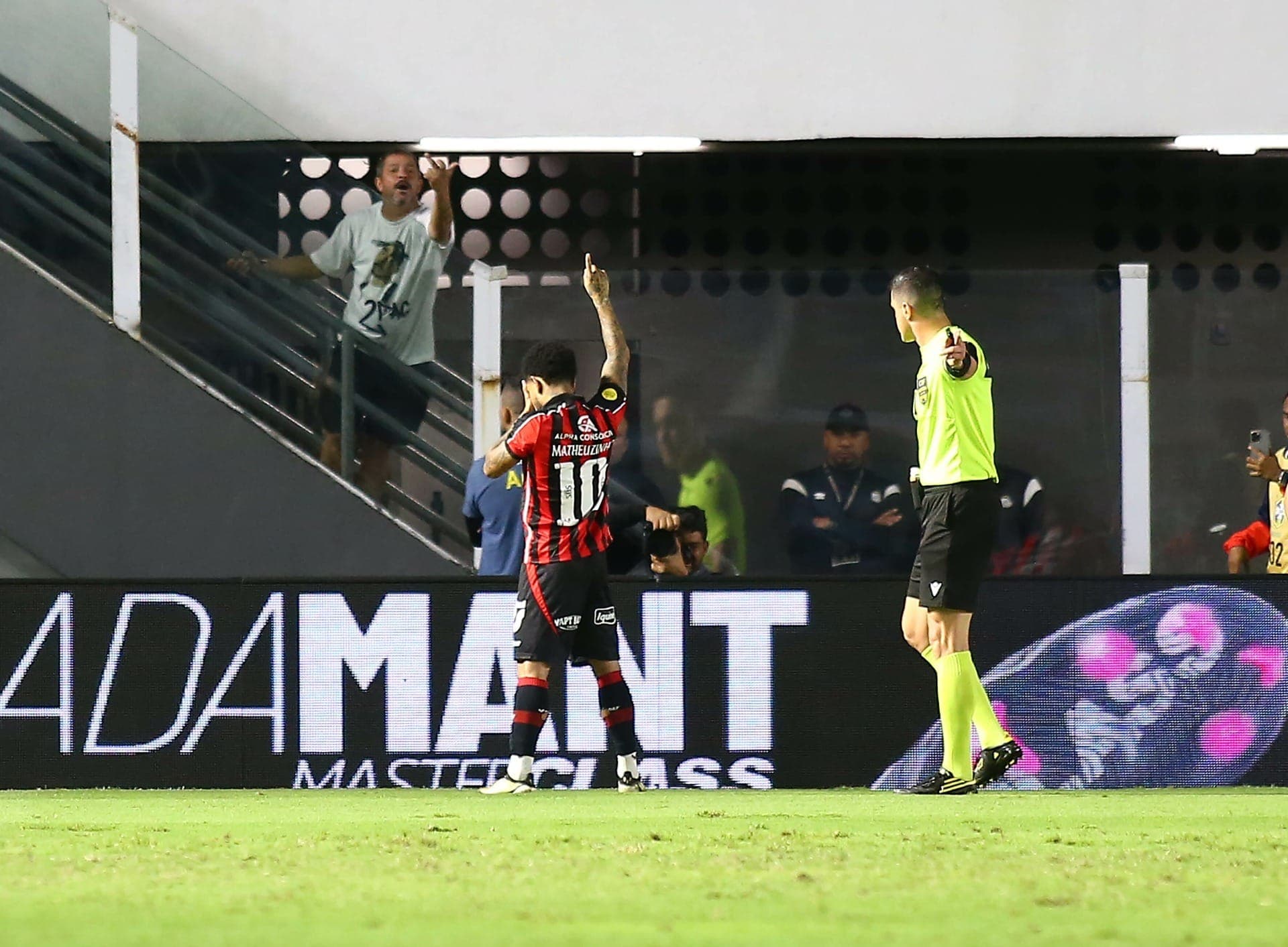 Matheuzinho comemora gol do Vitória