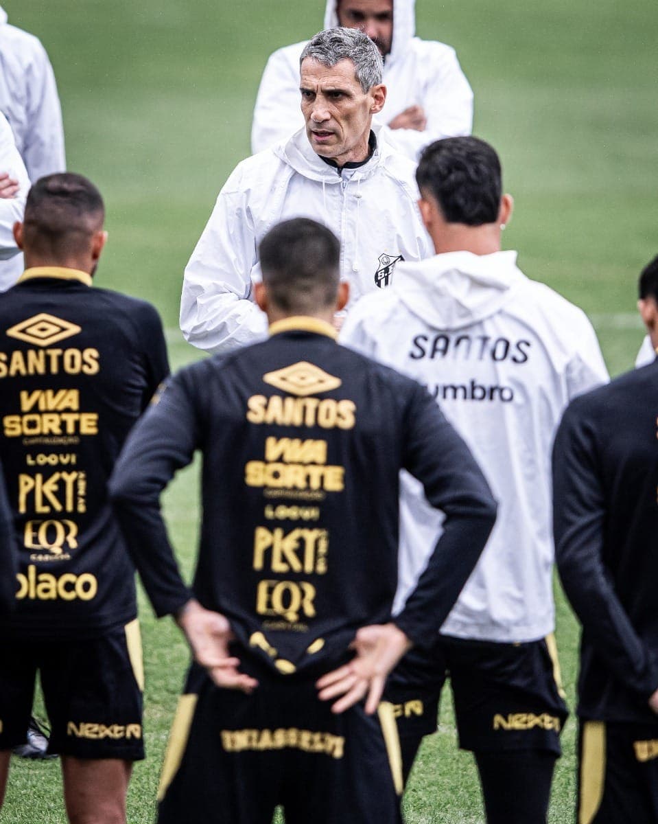 Vojvoda em conversa com elenco do Santos