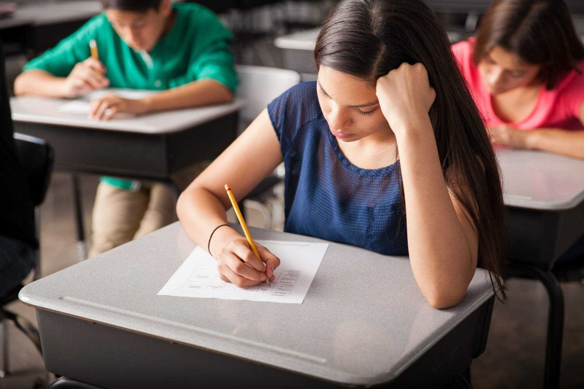 Estudante fazendo prova
