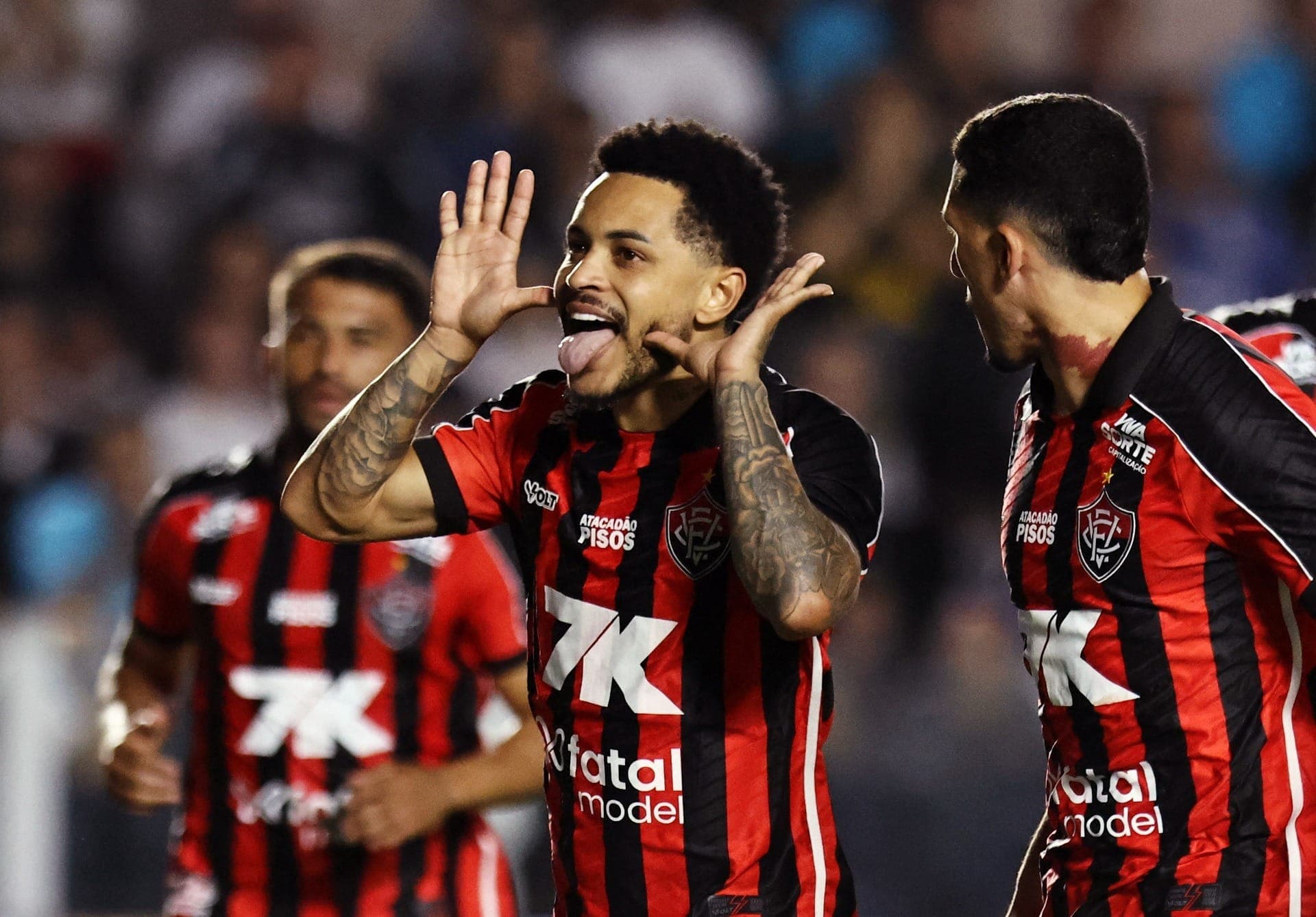 Matheuzinho comemora gol contra o Santos