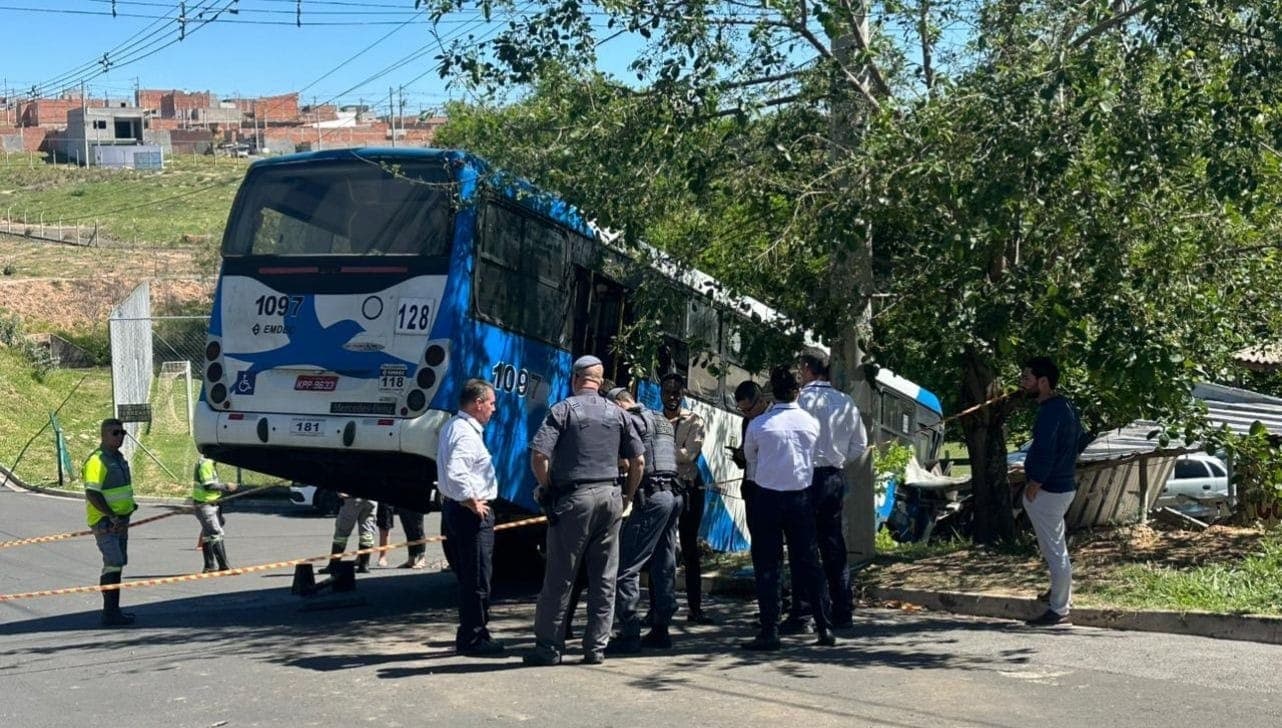 Ônibus caiu em barranco 