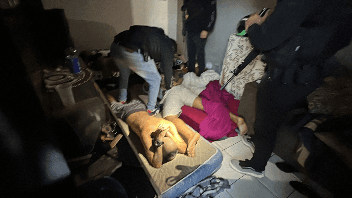 Oito homens e três mulheres são presas em operação contra tráfico de drogas em Ubatuba