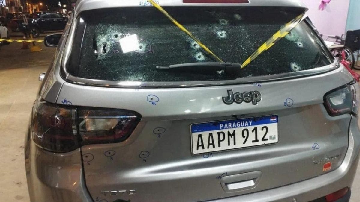 Veículo atingido pelos disparos