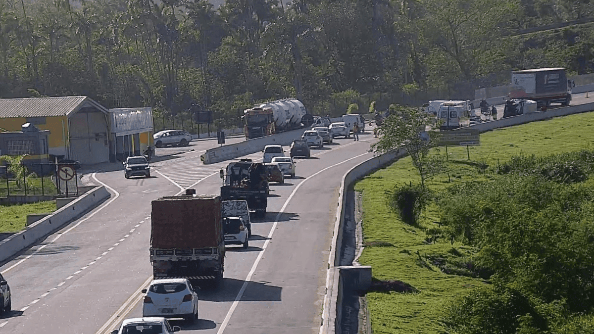 Acidente entre duas vans deixa quatro pessoas feridas na Tamoios em Caraguatatuba