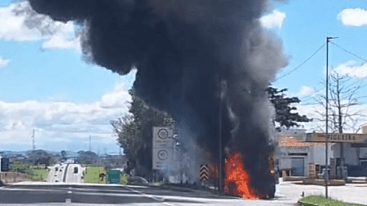 Caminhão de tinta pega fogo e interdita Dutra em Lorena
