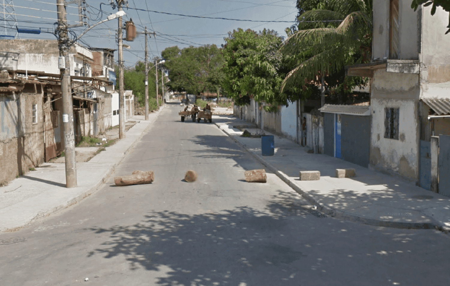 Barricadas postas pelo tráfico em Vila Norma