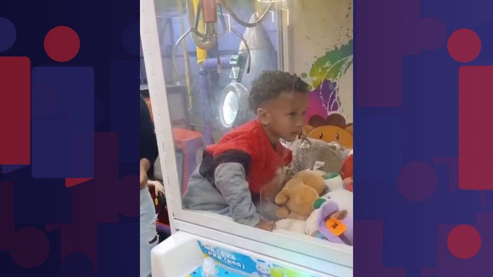 Criança entra em máquina de brinquedos