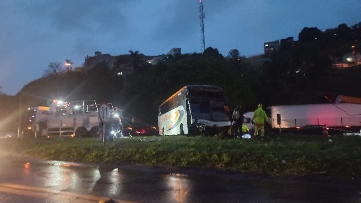 Ônibus tombado na dutra
