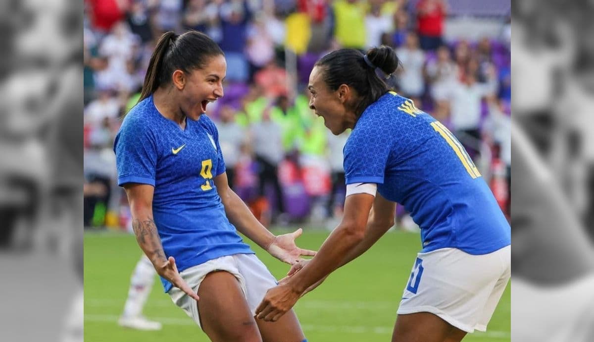 Atletas Debinha e Marta, respectivamente.