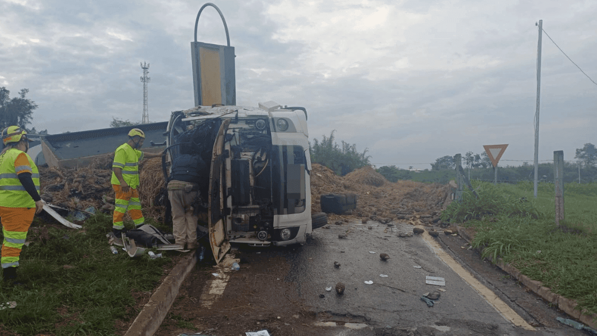 Carreta com carga de abacaxis tomba na Dutra em Pindamonhangaba 