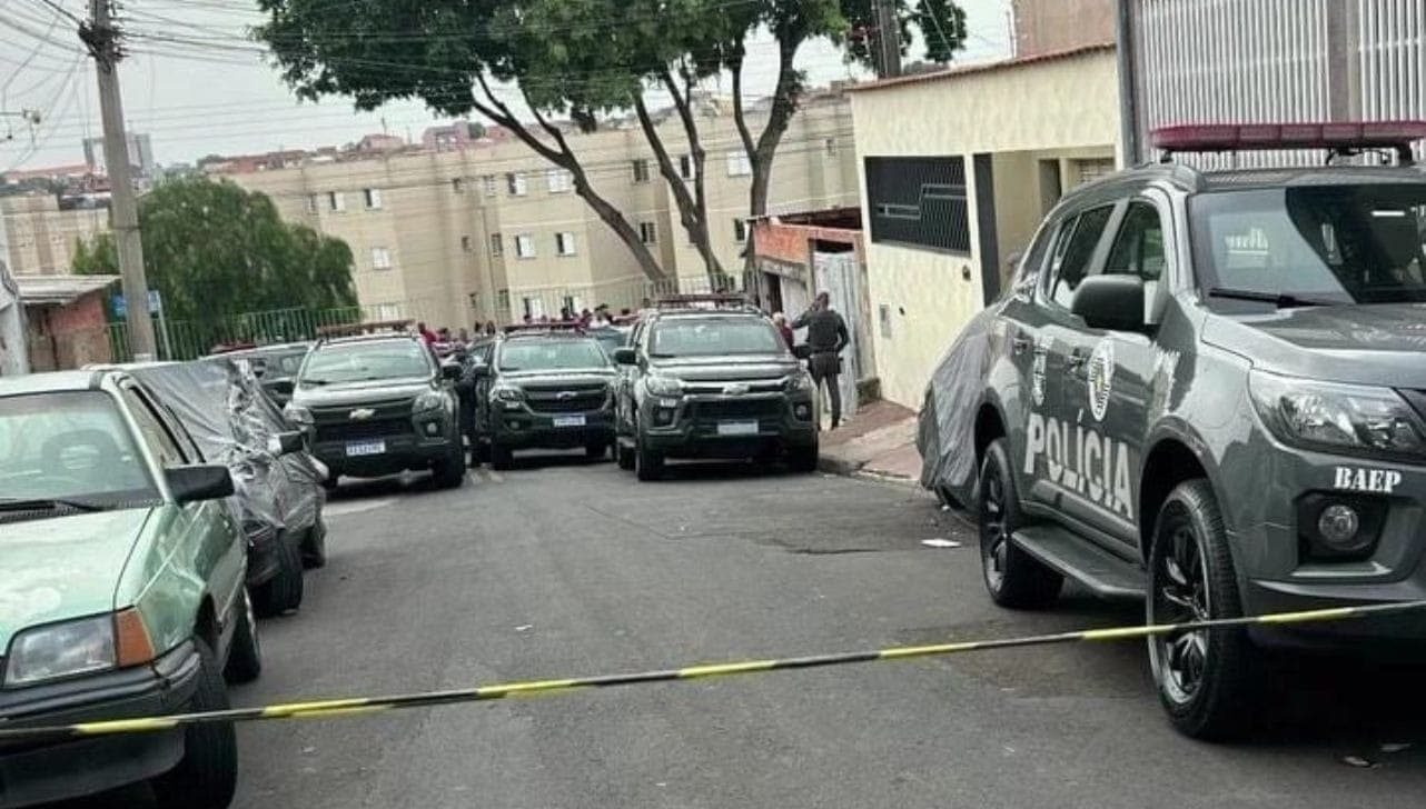 Os suspeitos morreram no local
