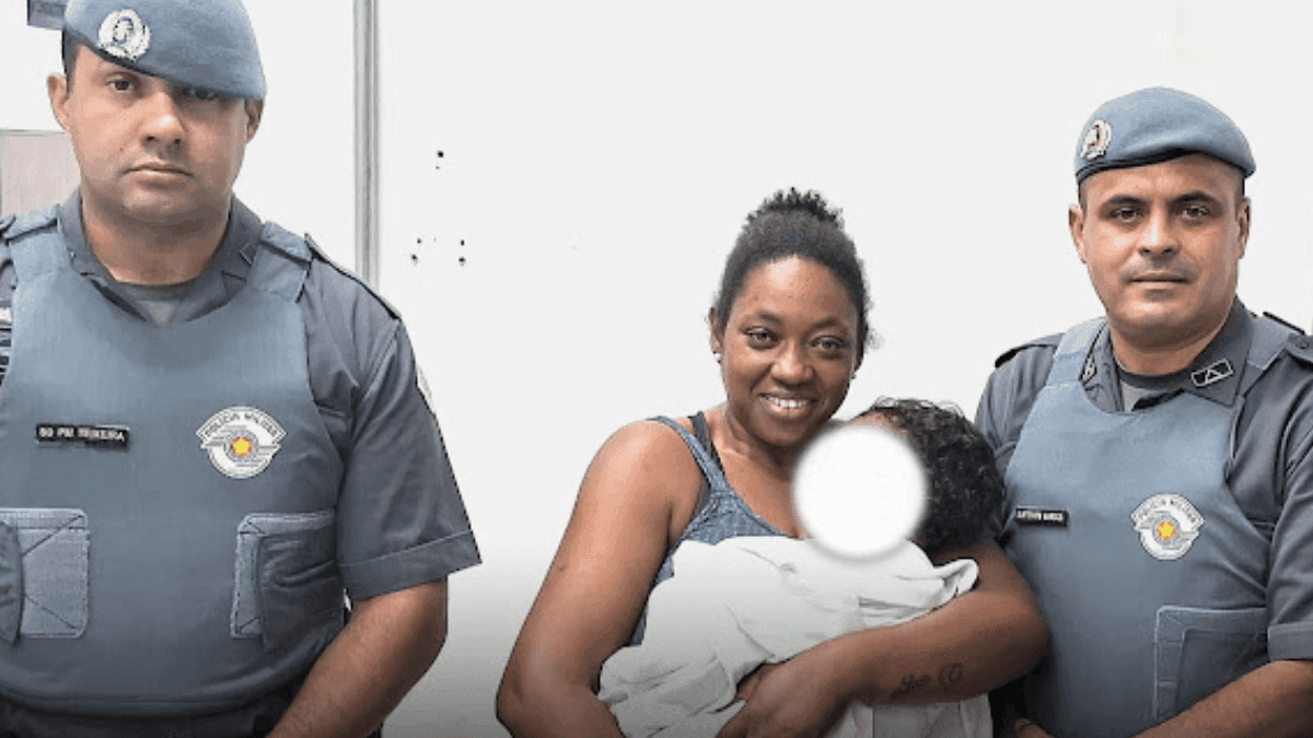 Policiais militares salvam bebê com manobra de Heimlich em Pindamonhangaba