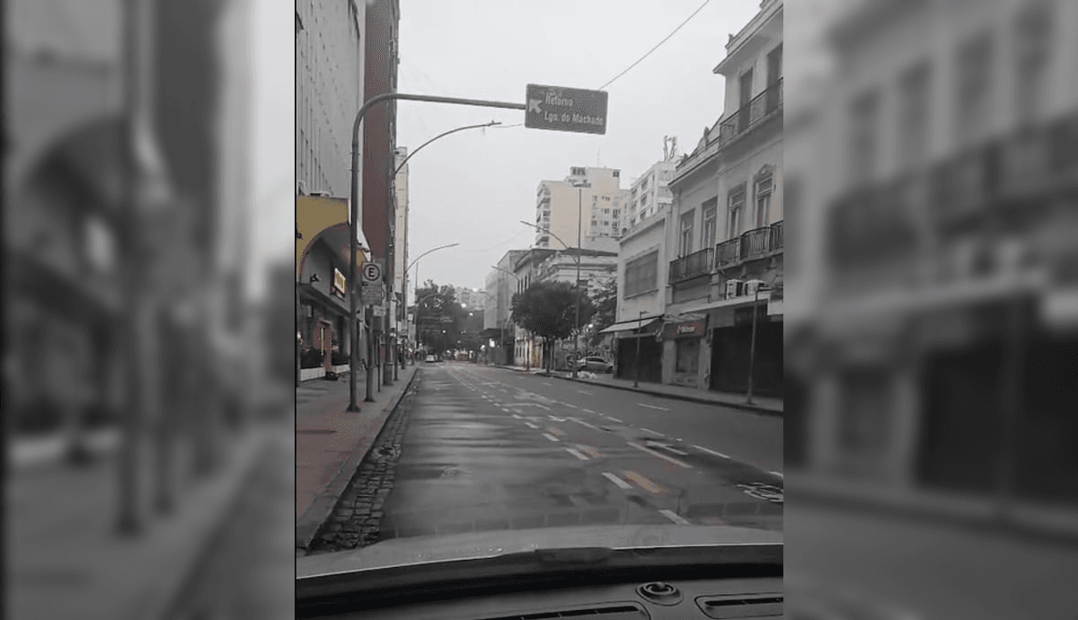 Rua do Catete amanhece vazia nesta manhã, (29).