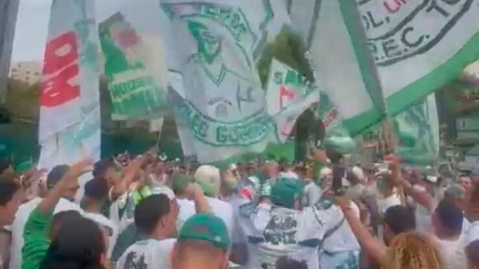 Torcida do Palmeiras no CT da Barra Funda