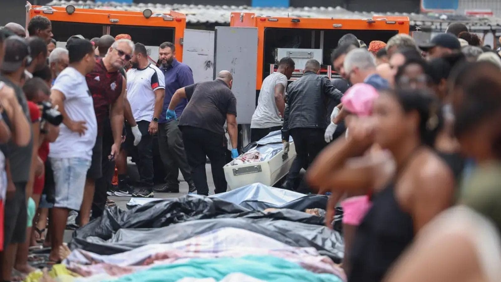 Corpos indo para o IML no Rio