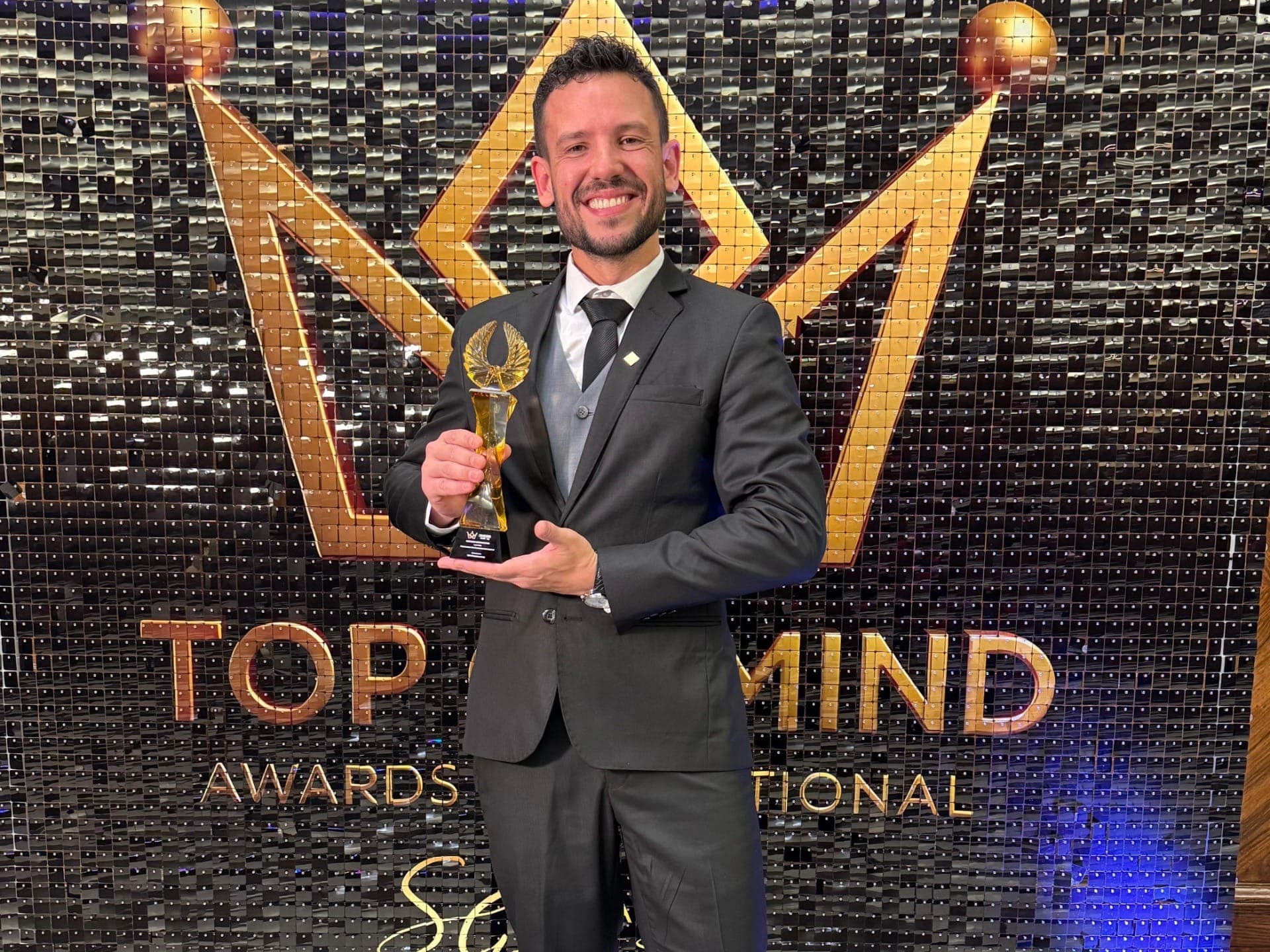 Luiz Fosc recebe prêmio Top of Mind em Londres