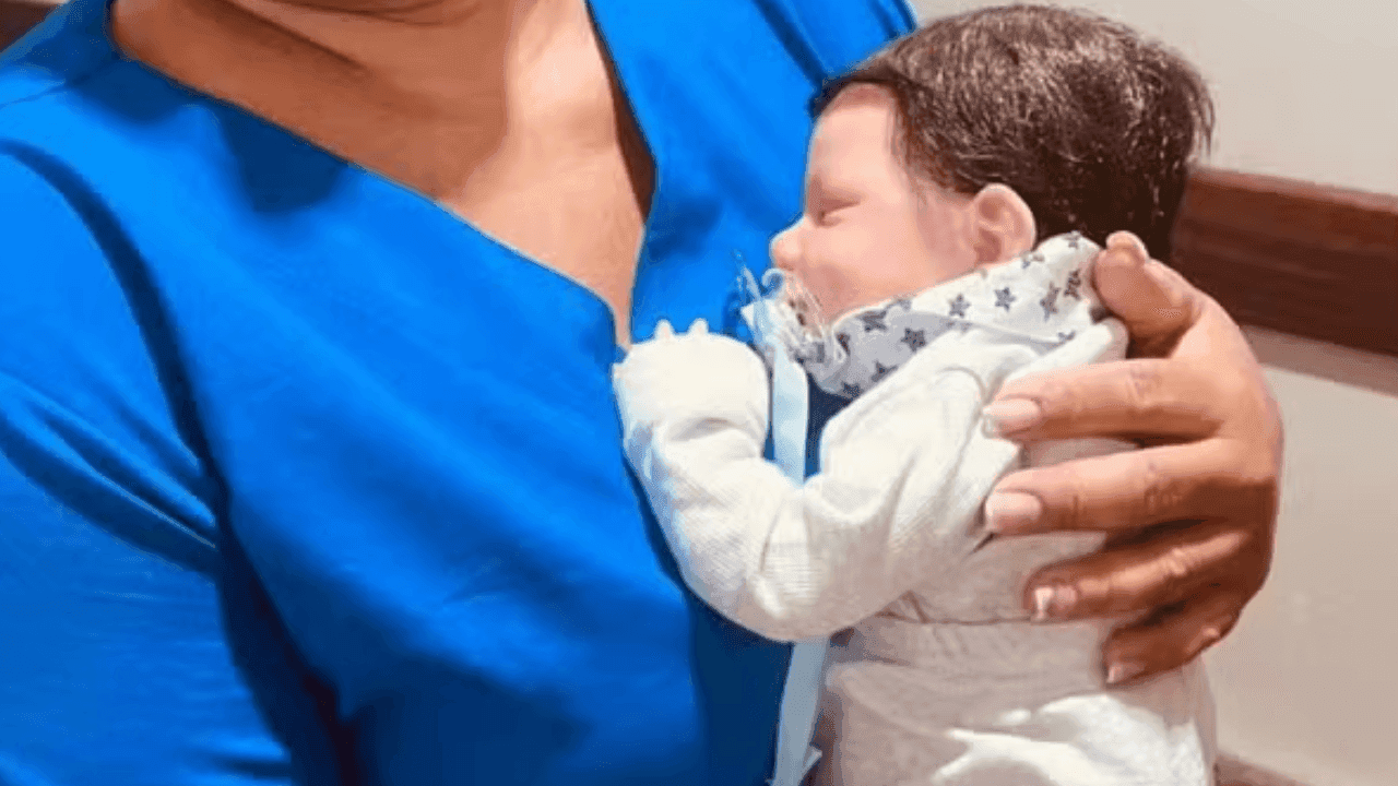 Mulher leva bebê reborn para consulta em UPA