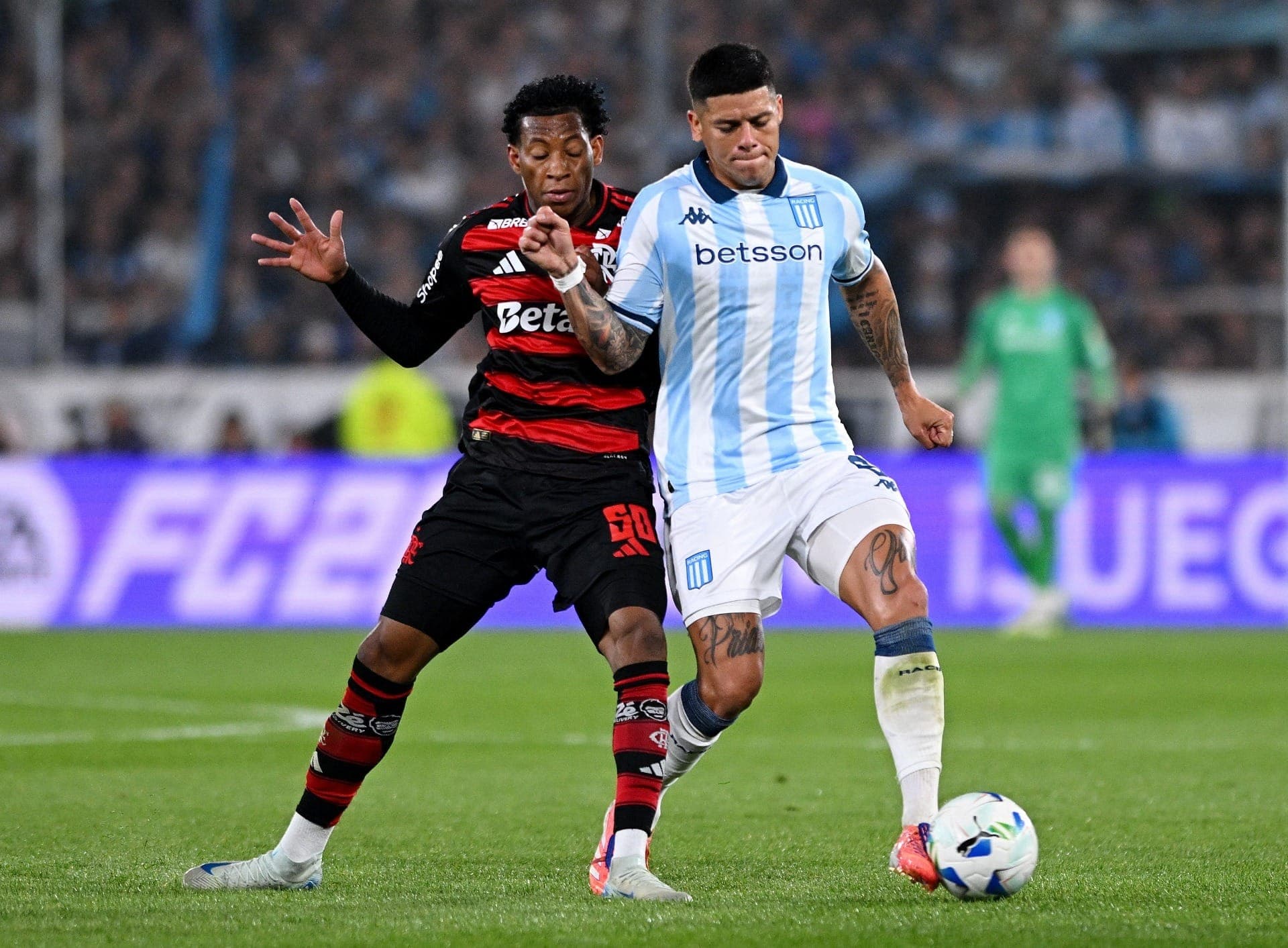 Plata e Marcos Rojo em Racing x Flamengo