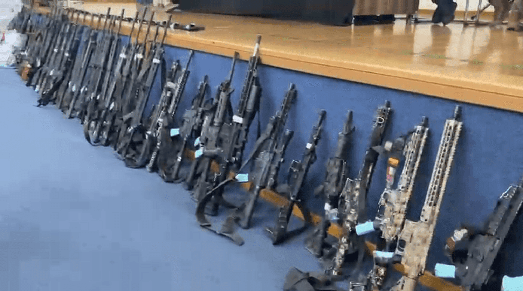 Fuzis apreendidos pela polícia na megaoperação