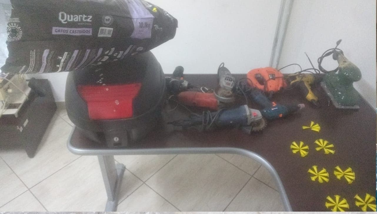 Drogas e objetos localizados na casa