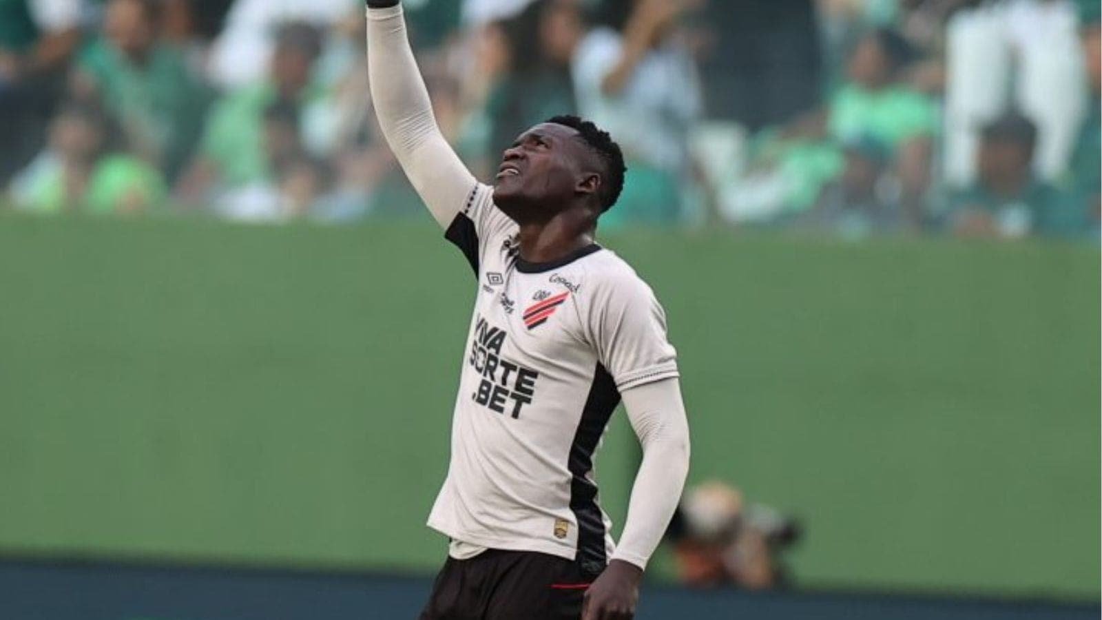 Viveros comemora gol pelo Athletico