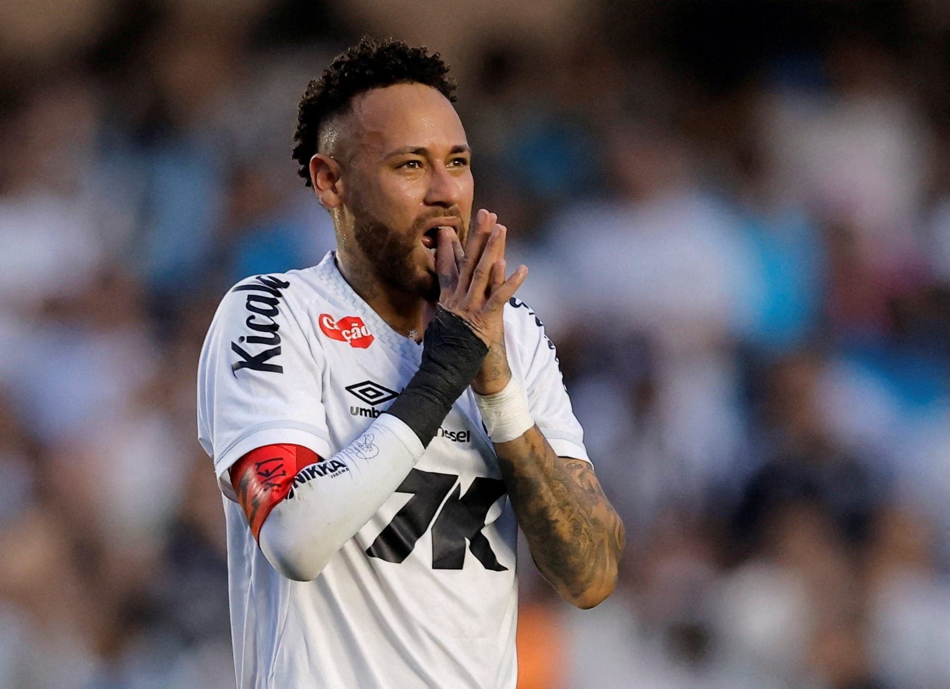 Neymar durante jogo do Santos na Vila