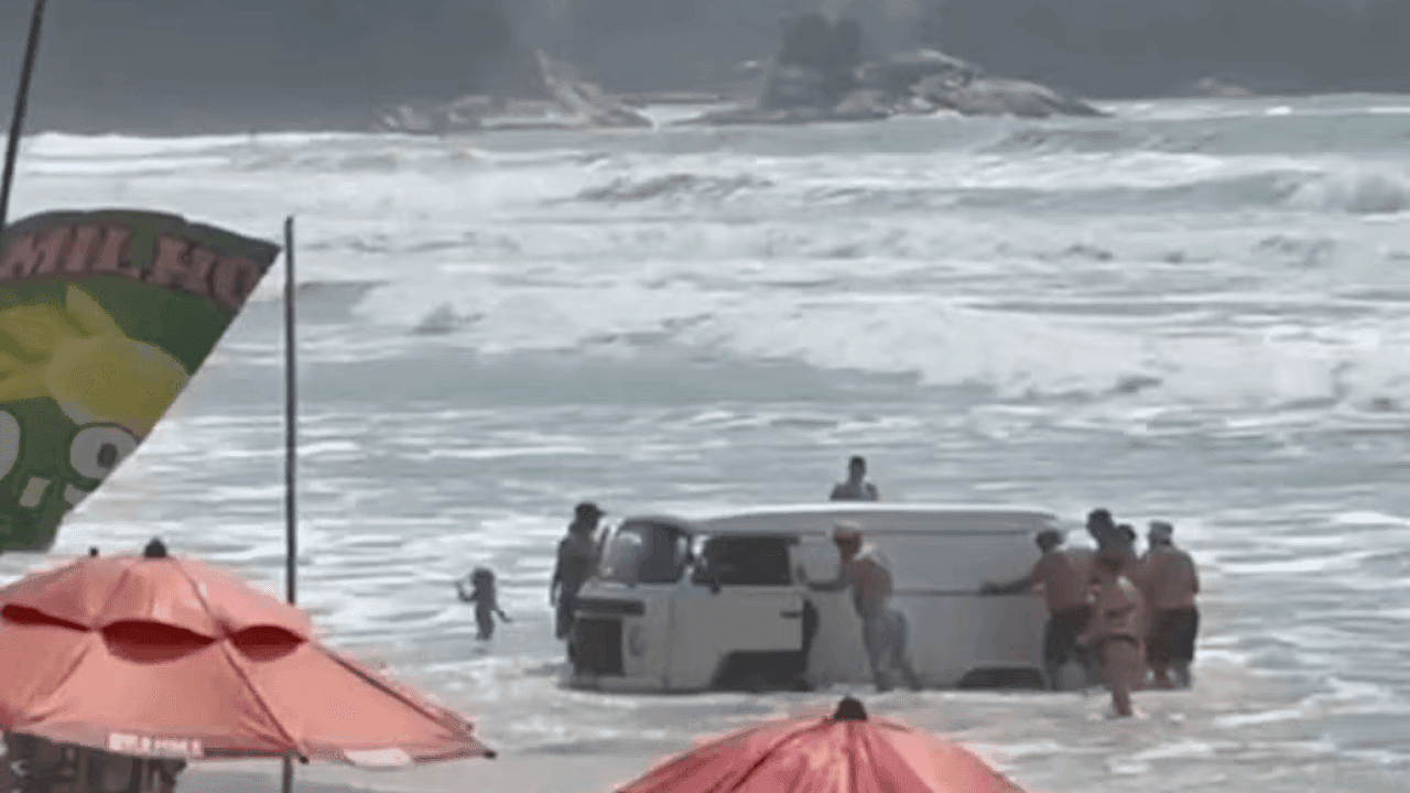 Kombi fica atolada em praia de São Paulo
