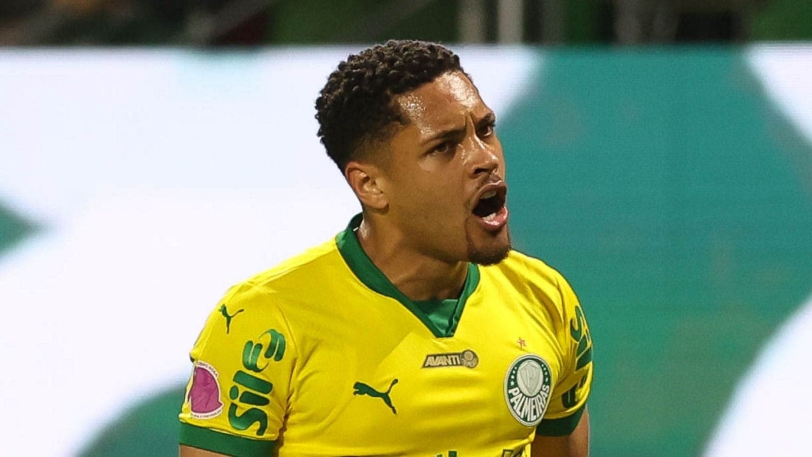 Vitor Roque vai desfalcar o Palmeiras no jogo contra o Santos