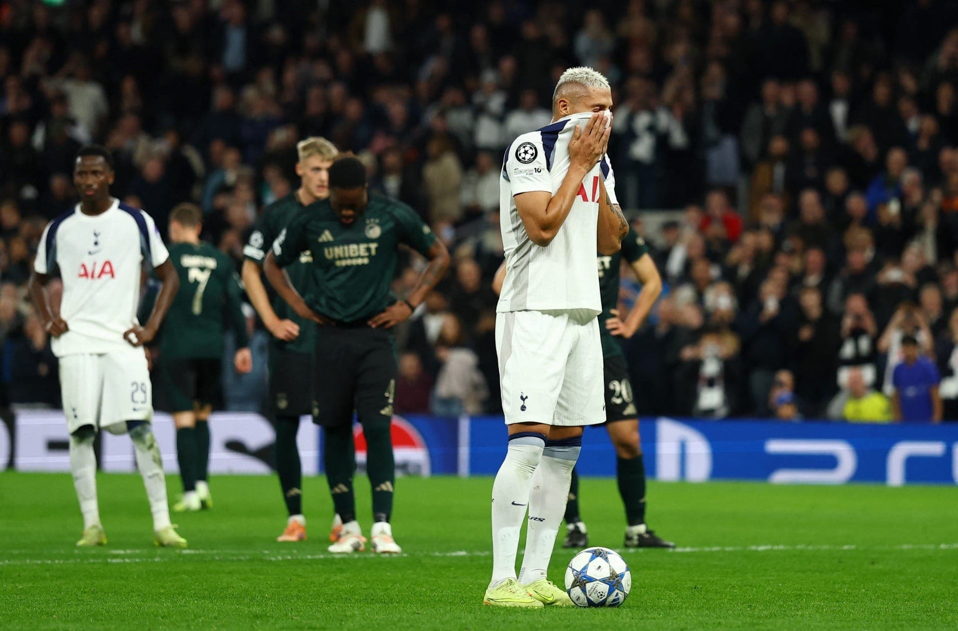 Richarlison teve a chance de ampliar o placar, mas errou a cobrança nos minutos finais