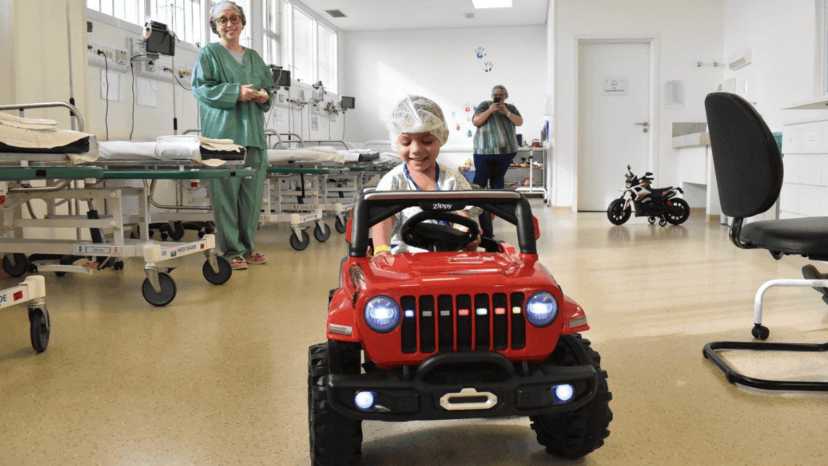 Hospital Regional do Litoral Norte adota veículos elétricos infantis para levar crianças ao centro cirúrgico