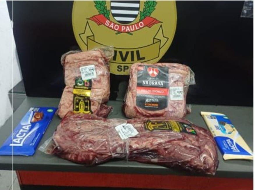 Peças de carne e chocolates foram recuperados