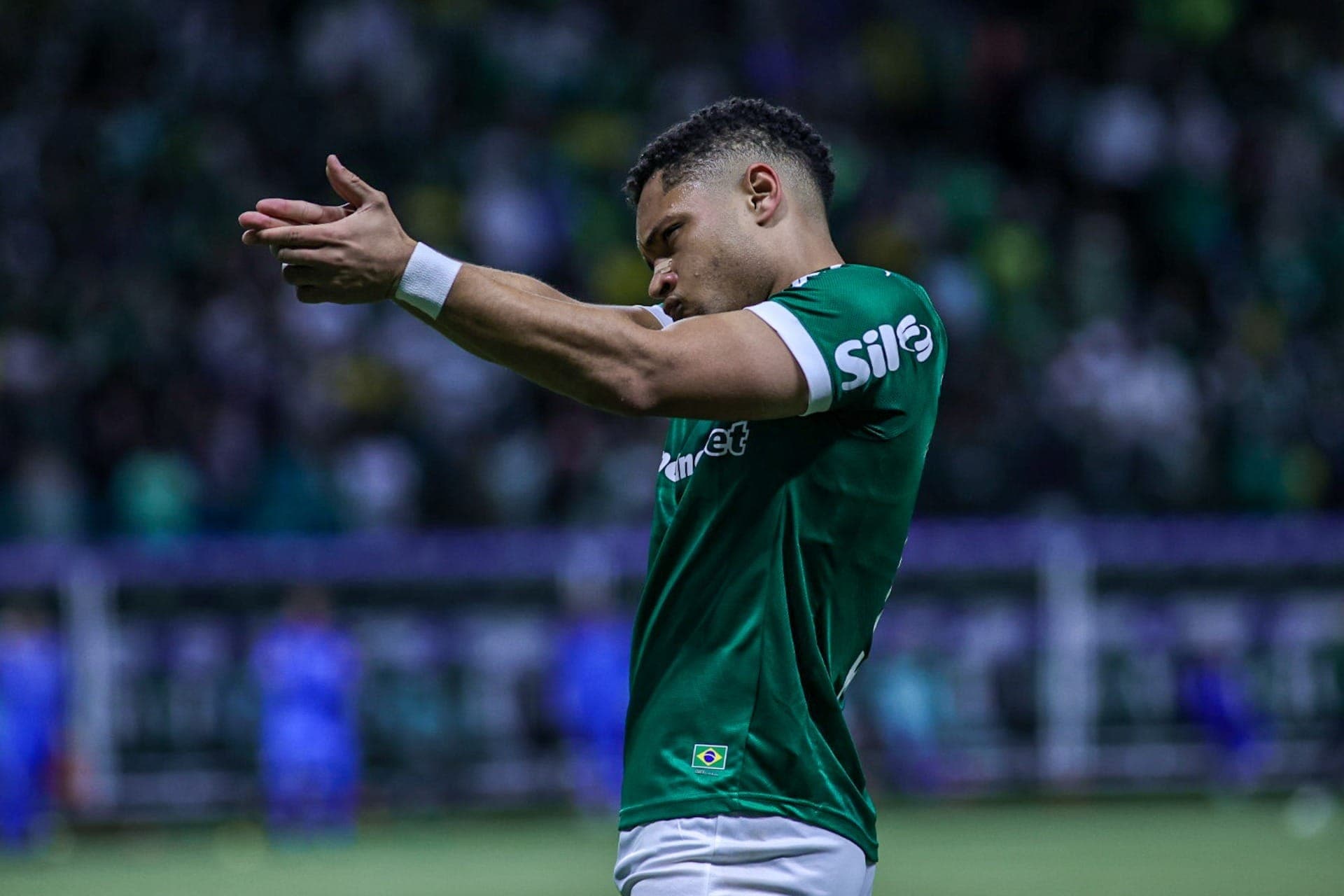 Vitor Roque comemora gol do Palmeiras