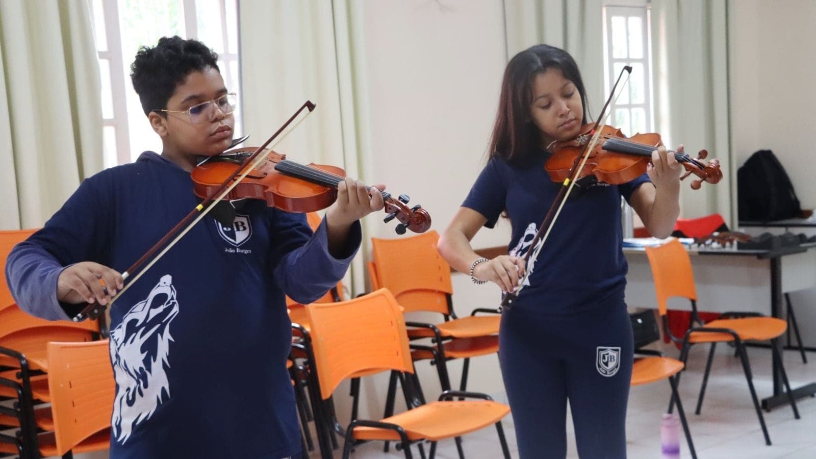 Apresentação de violinos