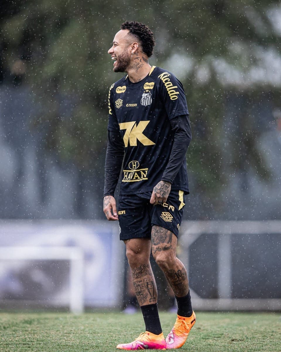 Neymar durante treino do Santos