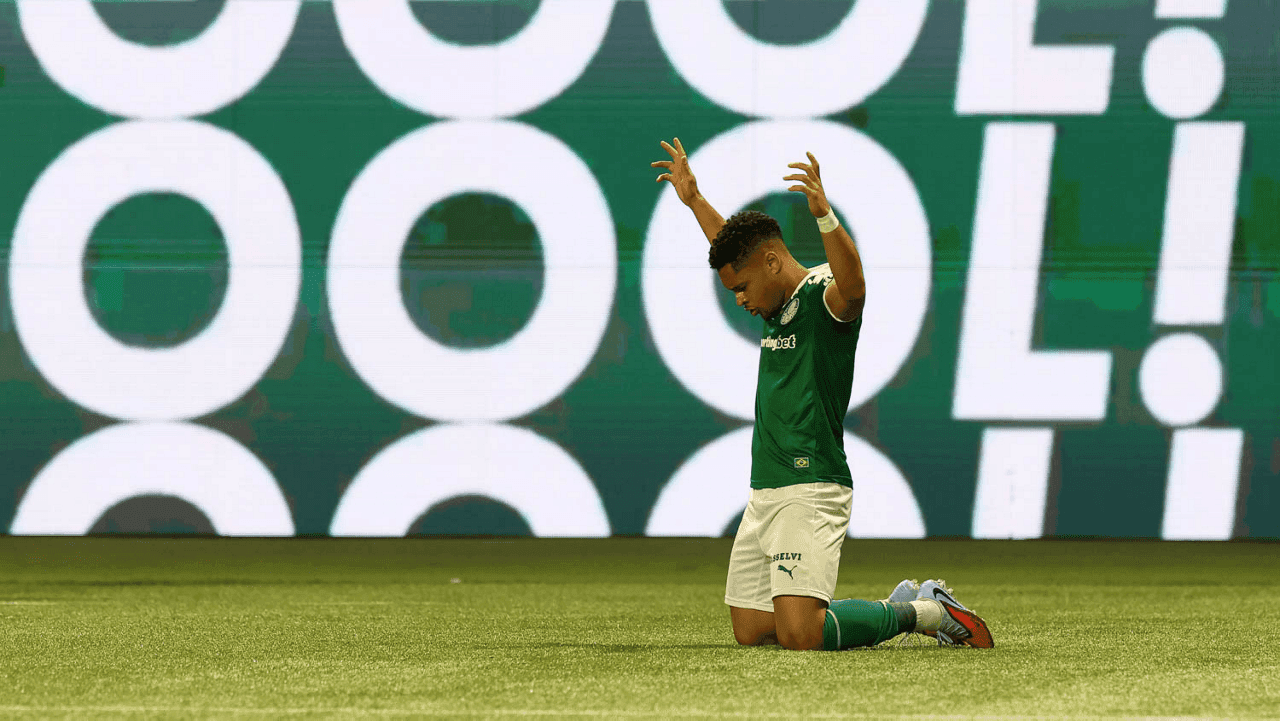 Vitor Roque comemora gol do Palmeiras