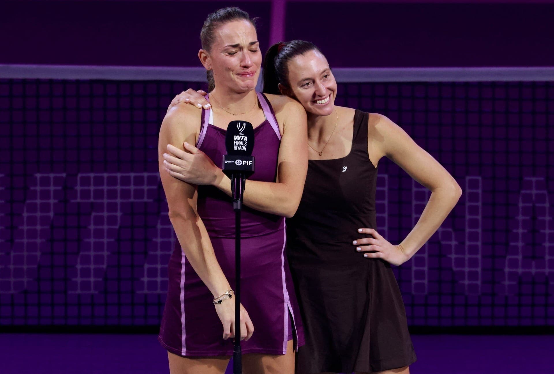 Babos e Stefani no discurso após a final