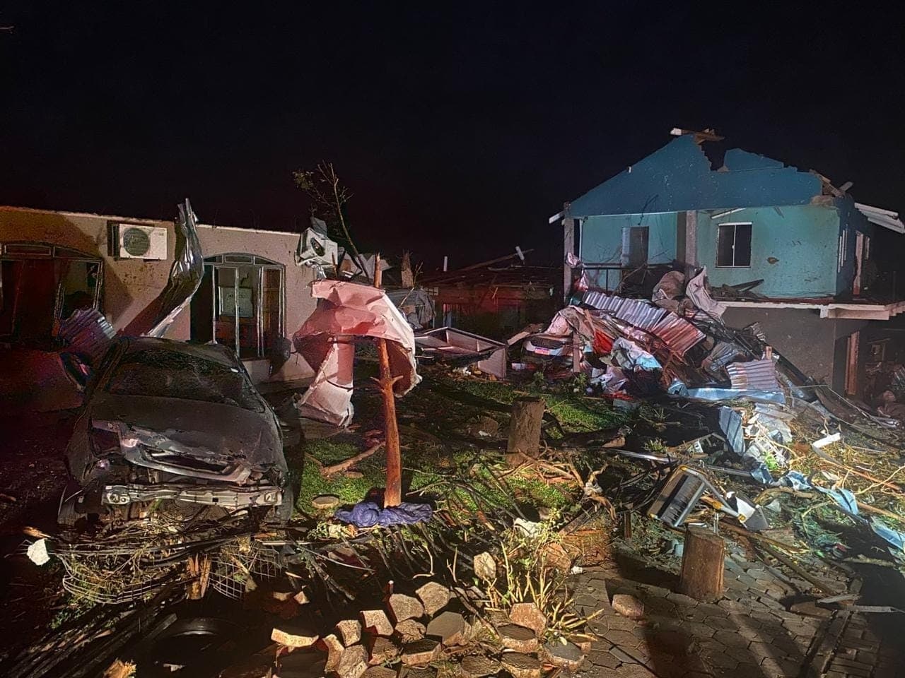 Tornado provoca destruição em cidade do Paraná