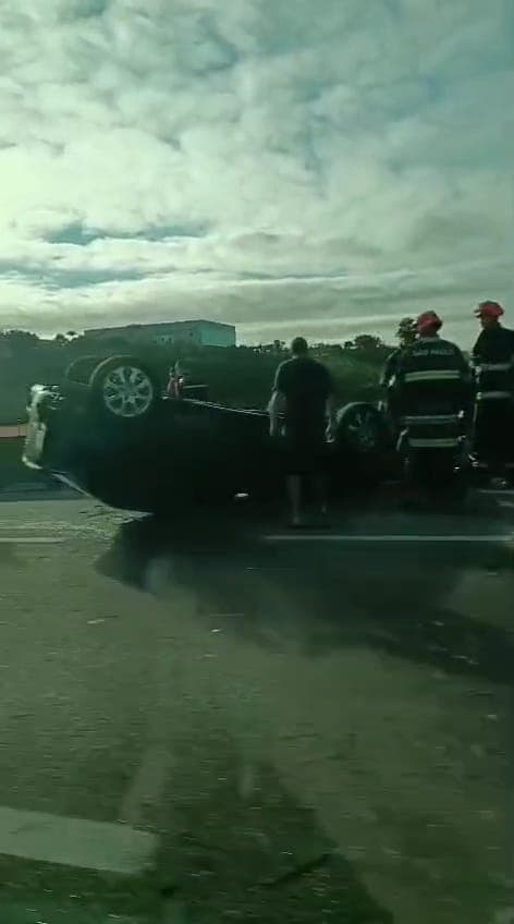Carro Capota na via Dutra, em São José