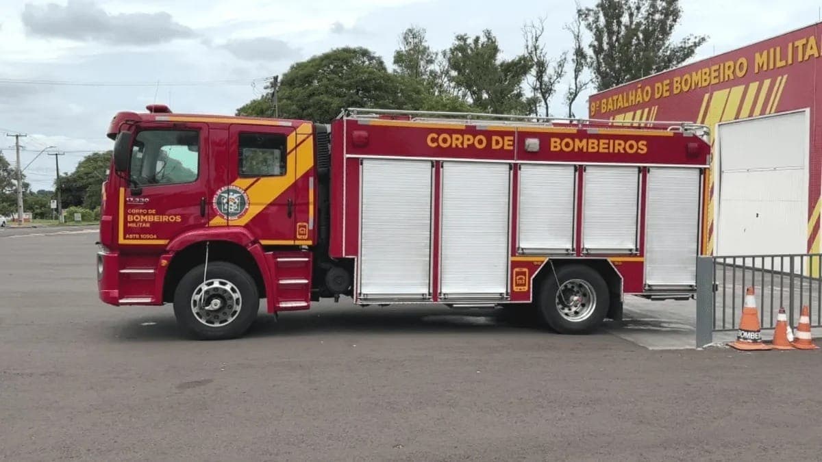 Uma equipe do Corpo de Bombeiros trabalha nas buscas
