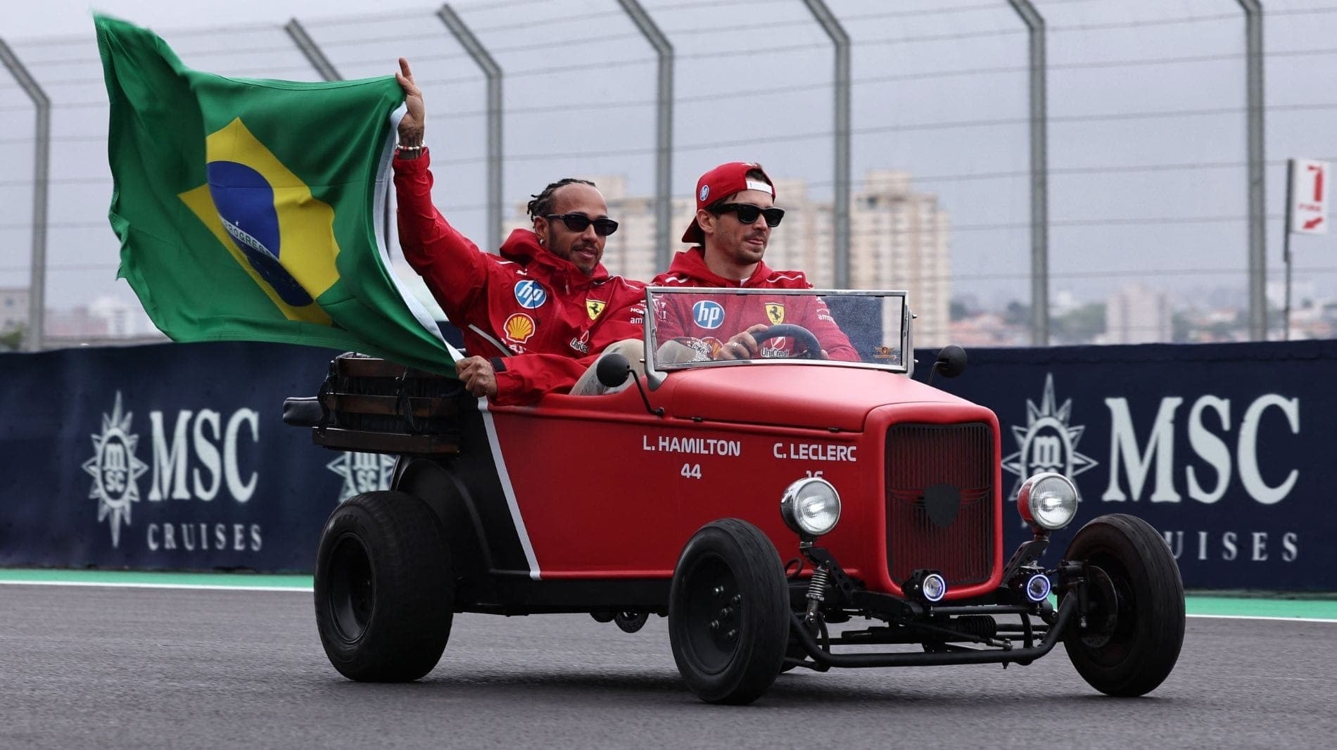 Hamilton no desfile de pilotos em Interlagos