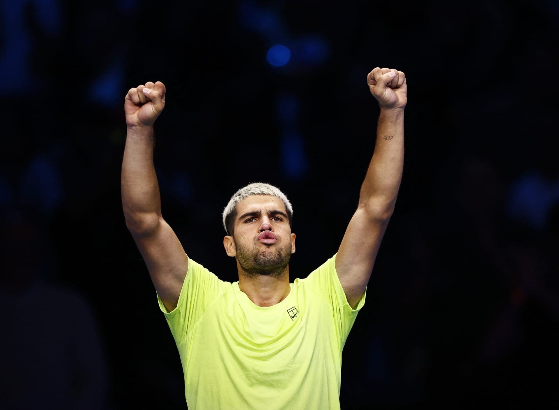 Alcaraz celebra vitória diante de Taylor Fritz