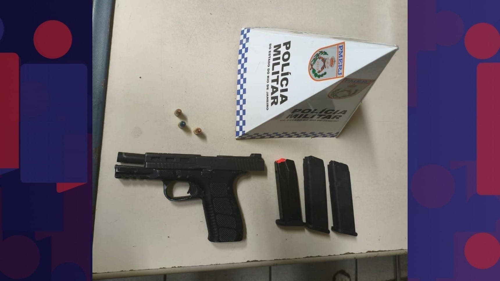 Arma apreendida pelos polícias 
