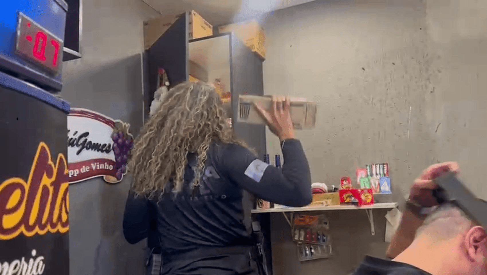 Polícia Civil em bar usado como fachada