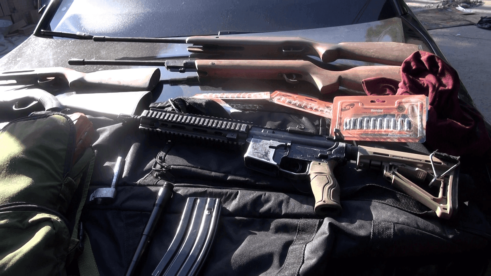 Armamento apreendido pelos policiais 